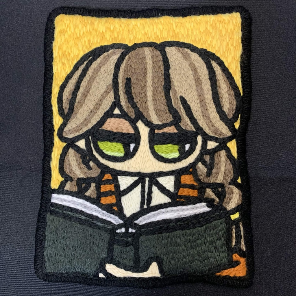 【壁掛け刺繍】読書をする三つ編みの子