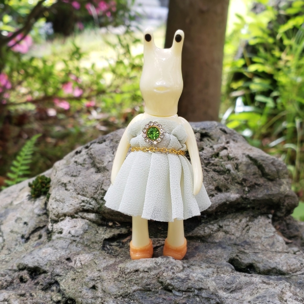 小さな足つきカタツムリ♥ポポちゃんのフリルのワンピース(ライトグリーン)