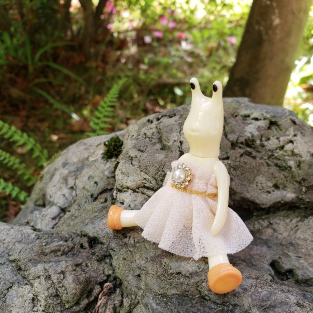 小さな足つきカタツムリ♥ポポちゃんのベージュフリルワンピース