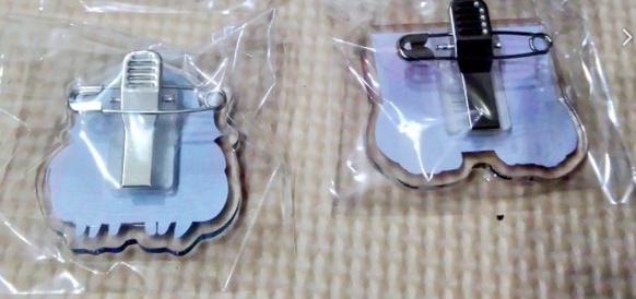 顔出しアクリルバッジ