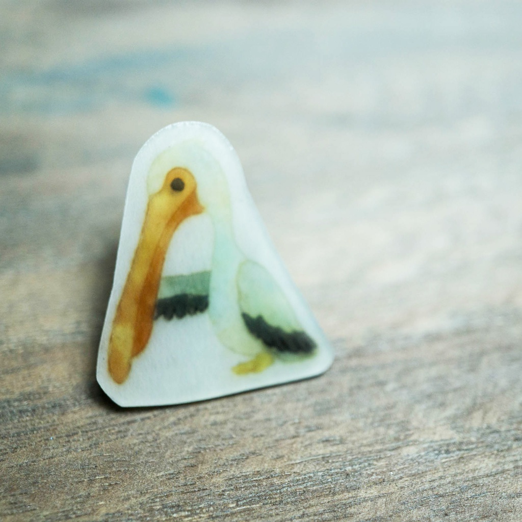 Birds Alphabet ピンバッジ【A】コシグロペリカン