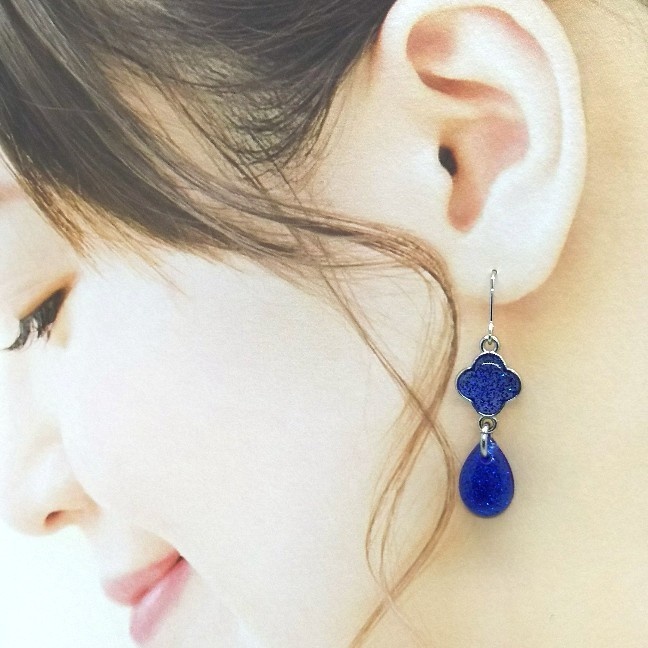 4弁花が可愛い💠推しの色ピアス【シルバー】【赤、青、水色、シアン、紫、黒】【片耳用】