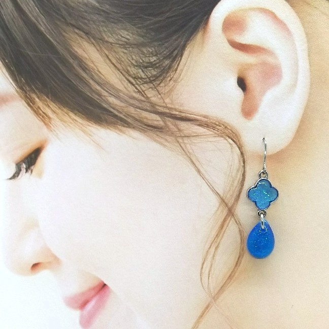 4弁花が可愛い💠推しの色ピアス【シルバー】【赤、青、水色、シアン、紫、黒】【片耳用】