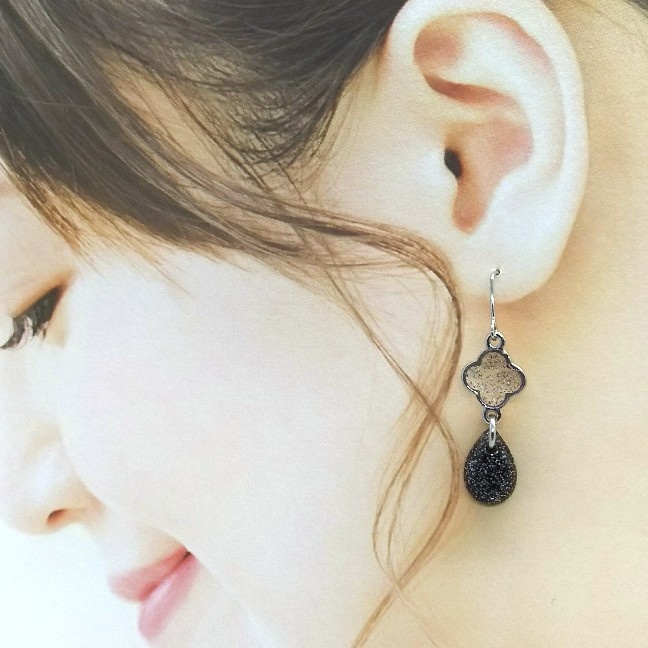 4弁花が可愛い💠推しの色ピアス【シルバー】【赤、青、水色、シアン、紫、黒】【片耳用】