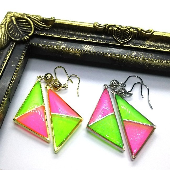 蛍光カラーで元気よく!2色使いピアス【ゴールド】【両耳用】