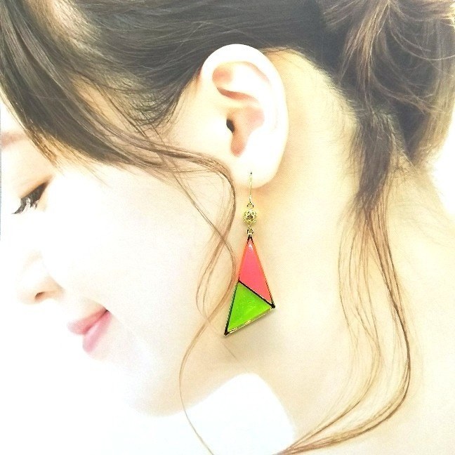 蛍光カラーで元気よく!2色使いピアス【ゴールド】【両耳用】