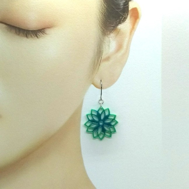 フラワーモチーフピアス【マットタイプの緑と青】