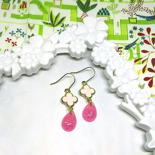 4弁花ピアス【ピンク・変光あり】【両耳用】