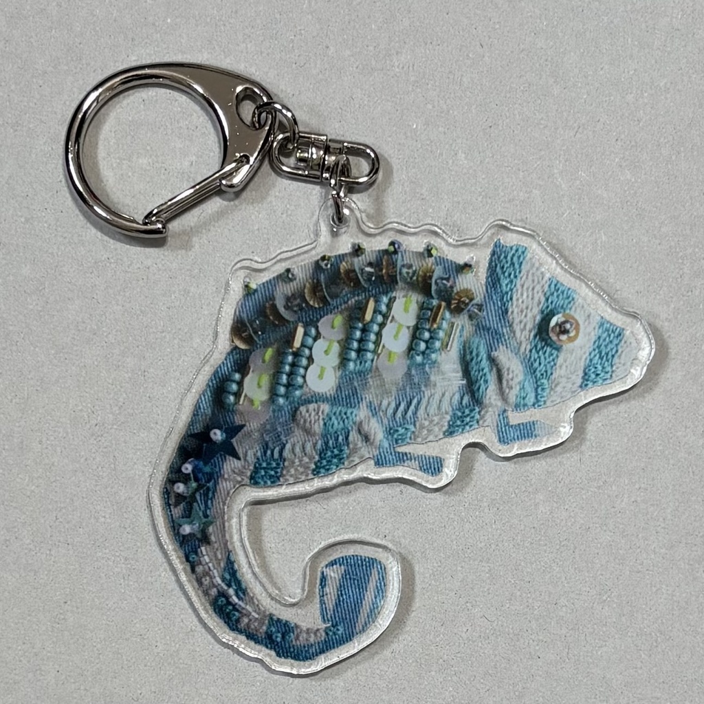 刺繍カメレオンアクキー　天河石しましま