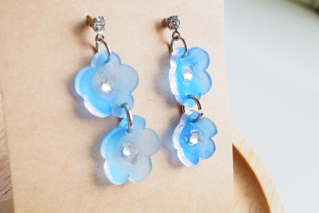 ネモフィラのゆらゆらピアス