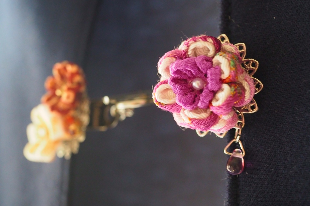 つまみ細工のストールクリップ（紫）