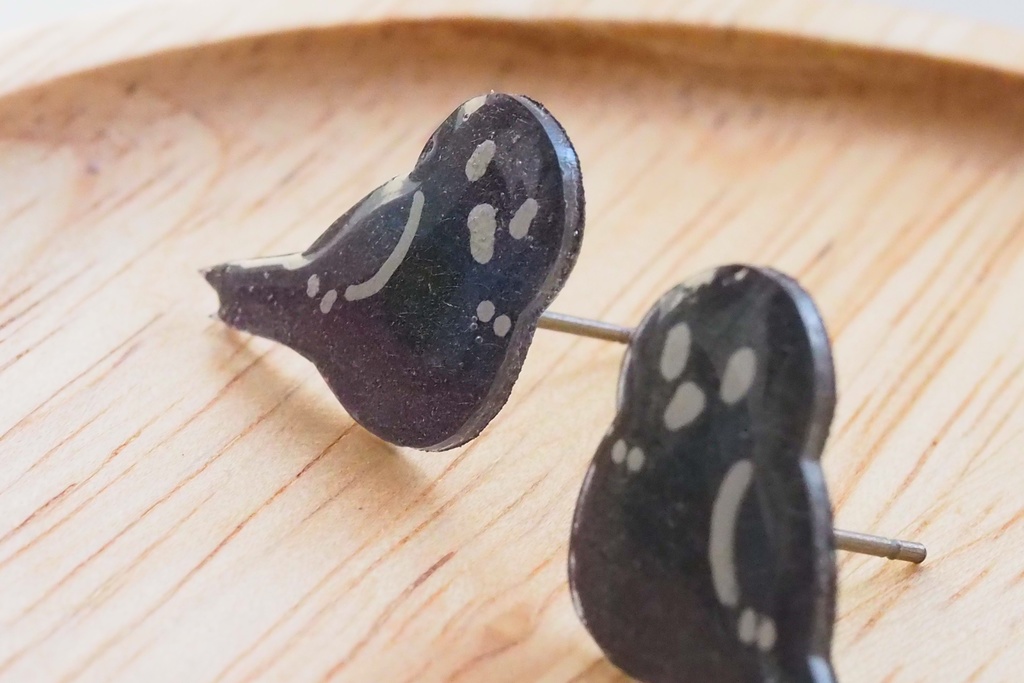 カラスのピアス