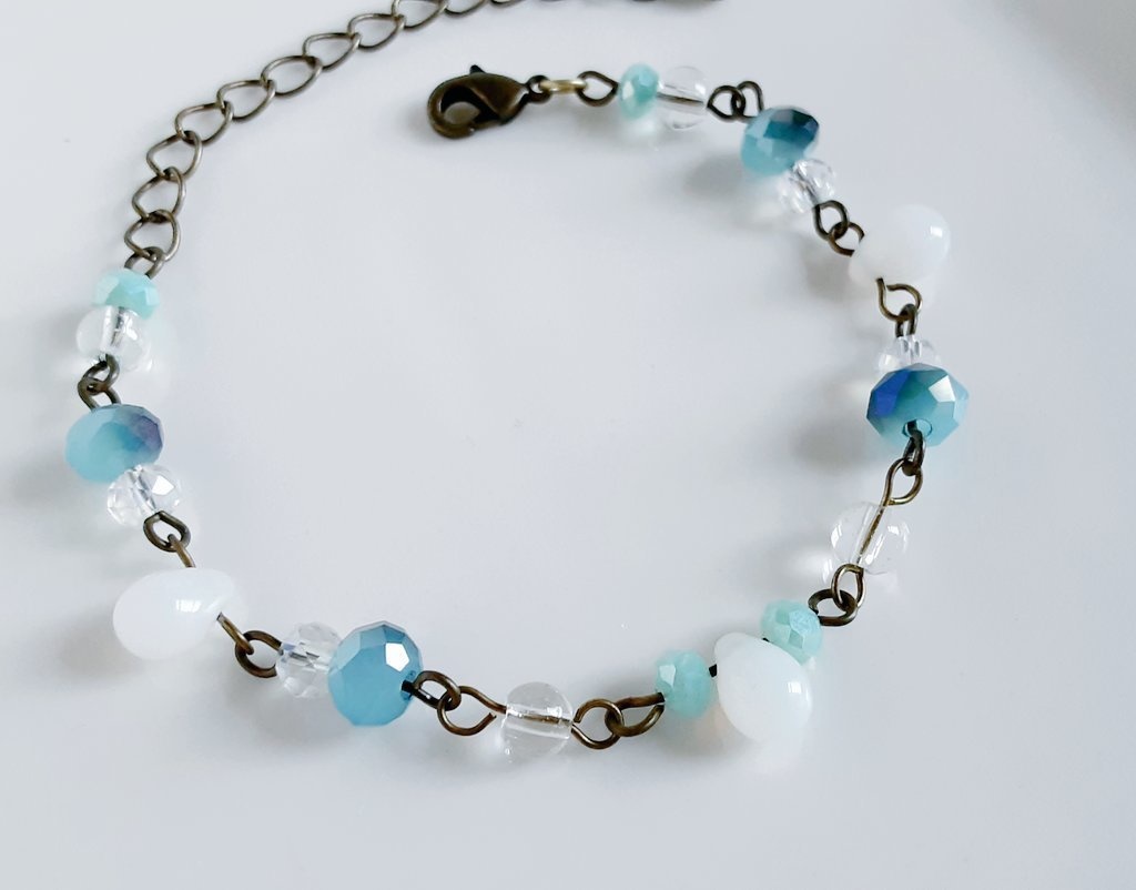 しずくとガラスビーズの空色ブレスレット