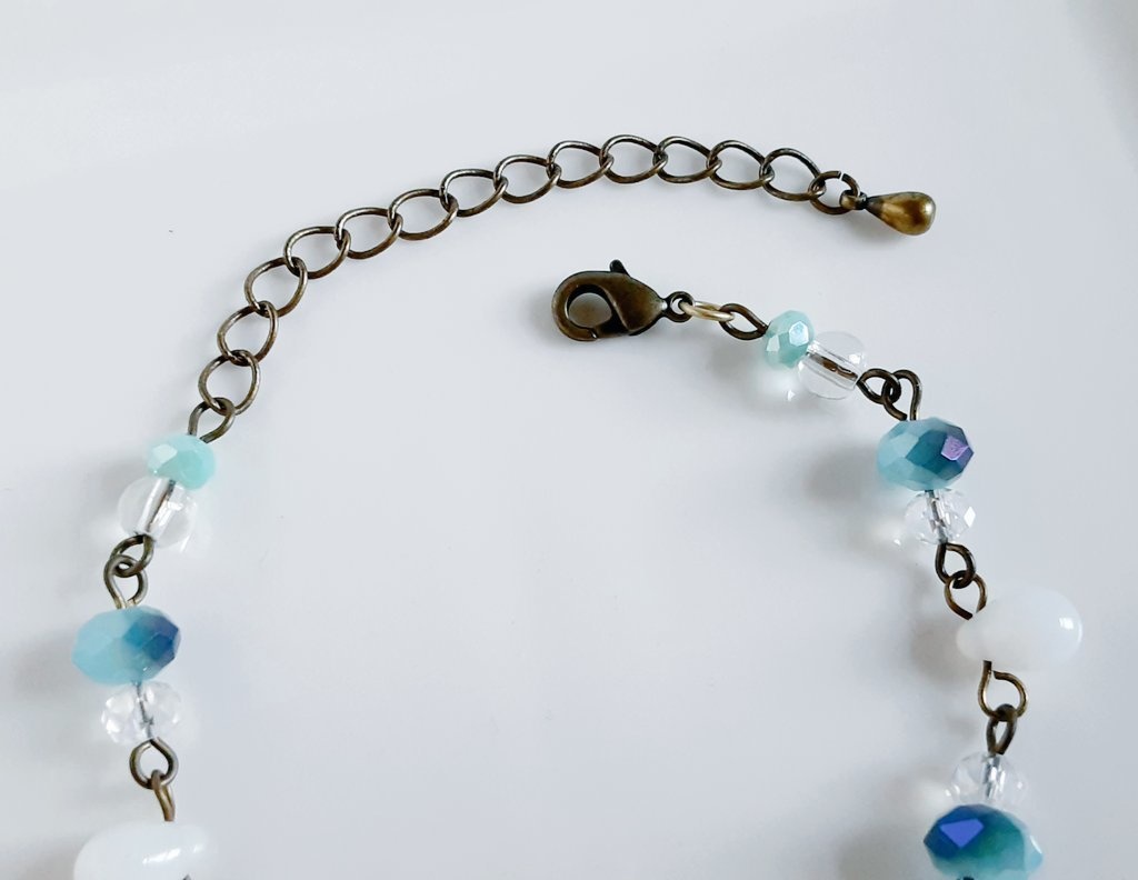 しずくとガラスビーズの空色ブレスレット