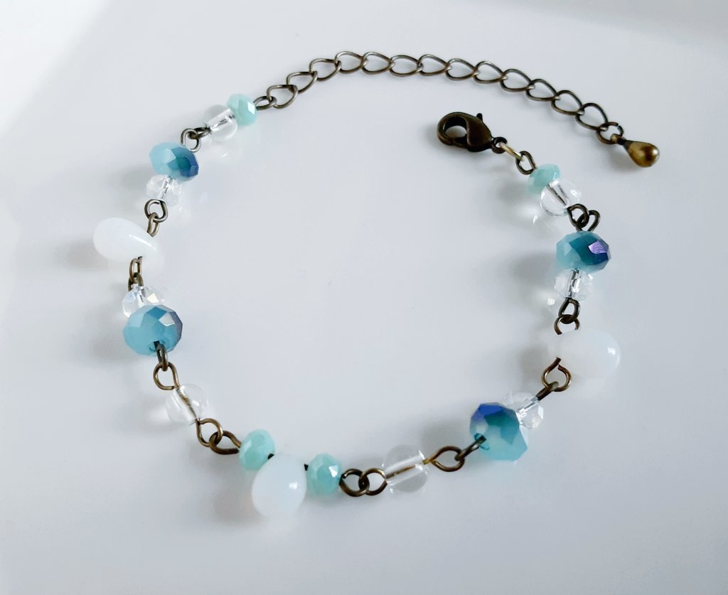 しずくとガラスビーズの空色ブレスレット