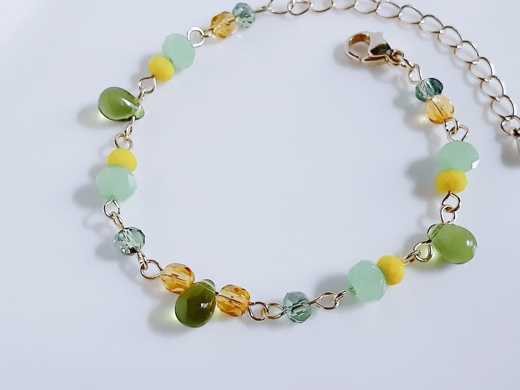 しずくとガラスビーズの菜の花カラーのブレスレット