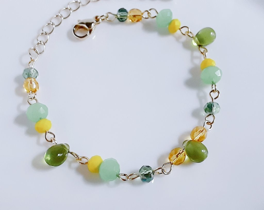 しずくとガラスビーズの菜の花カラーのブレスレット
