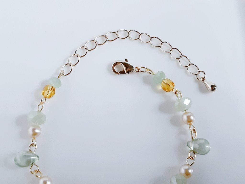 しずくとガラスビーズの若草カラーのブレスレット