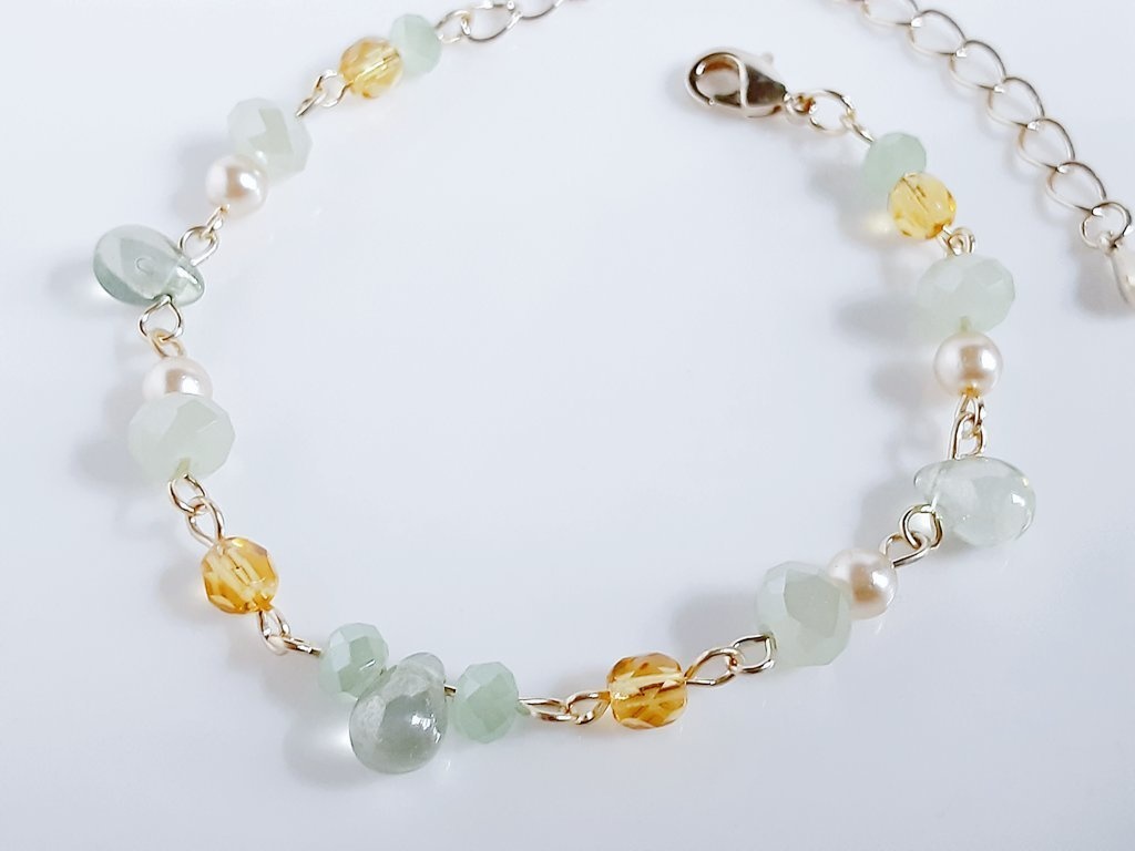 しずくとガラスビーズの若草カラーのブレスレット