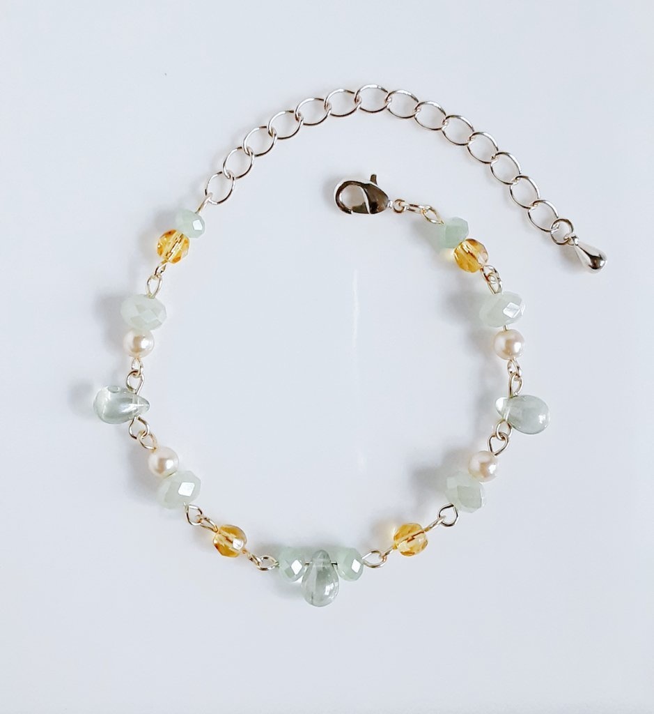 しずくとガラスビーズの若草カラーのブレスレット