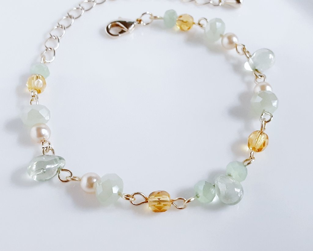 しずくとガラスビーズの若草カラーのブレスレット