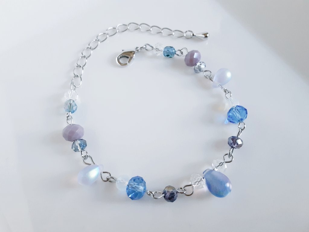 しずくとガラスビーズのグラデーションカラーのブレスレット(朝もや)