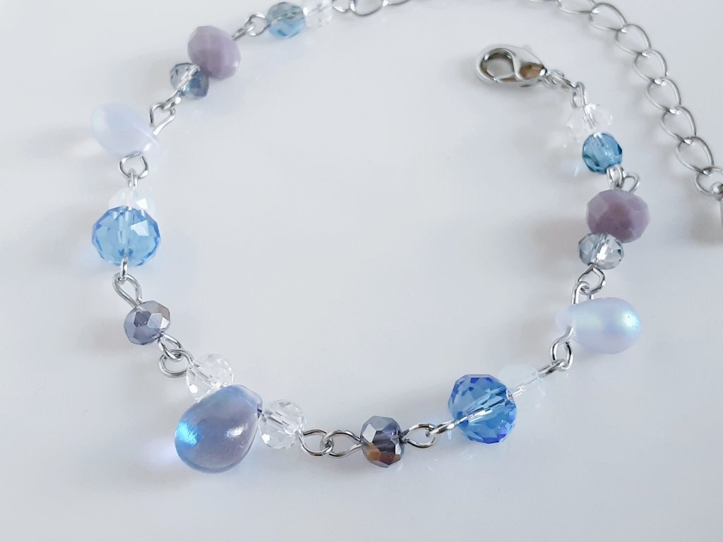 しずくとガラスビーズのグラデーションカラーのブレスレット(朝もや)