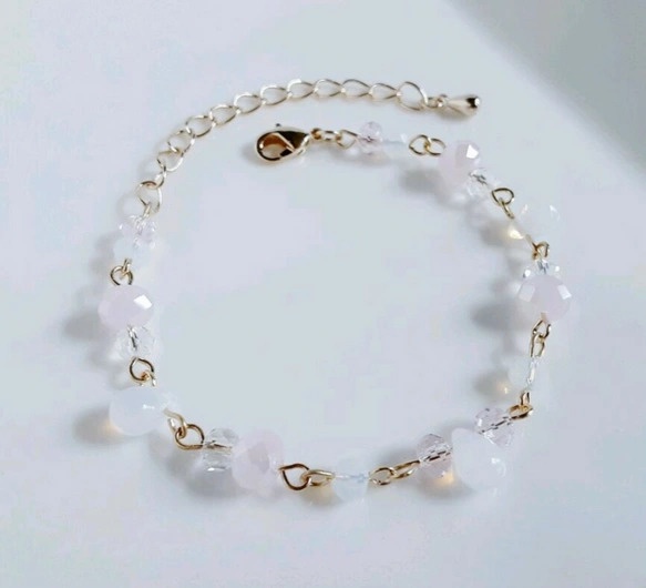 しずくとガラスビーズの雪桜色のブレスレット