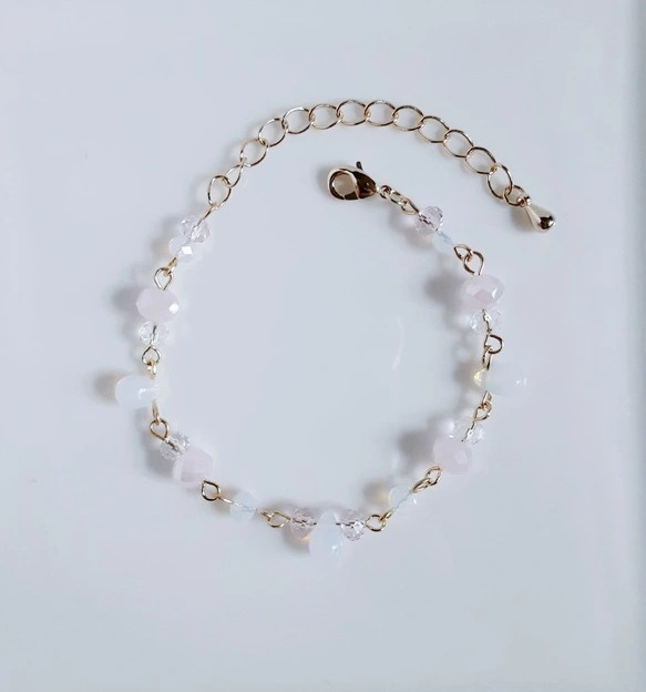 しずくとガラスビーズの雪桜色のブレスレット