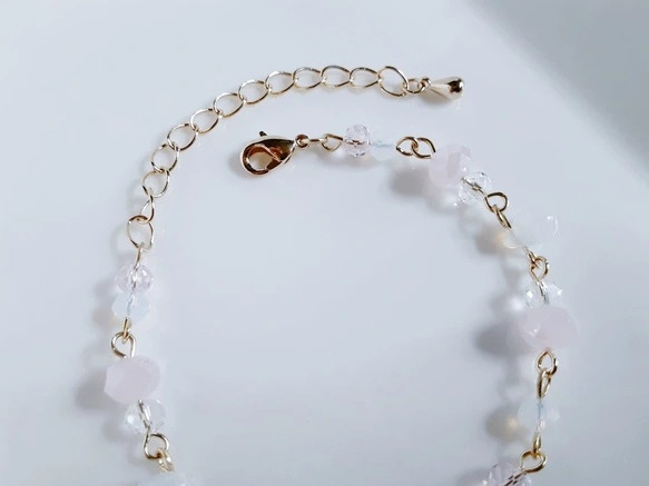 しずくとガラスビーズの雪桜色のブレスレット
