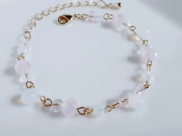 しずくとガラスビーズの雪桜色のブレスレット
