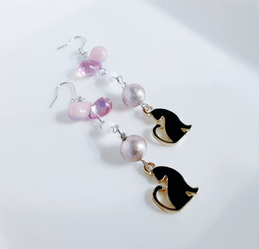 お座り猫ちゃんが可愛い可憐ピンクカラーのロングピアス/イヤリング(黒猫)