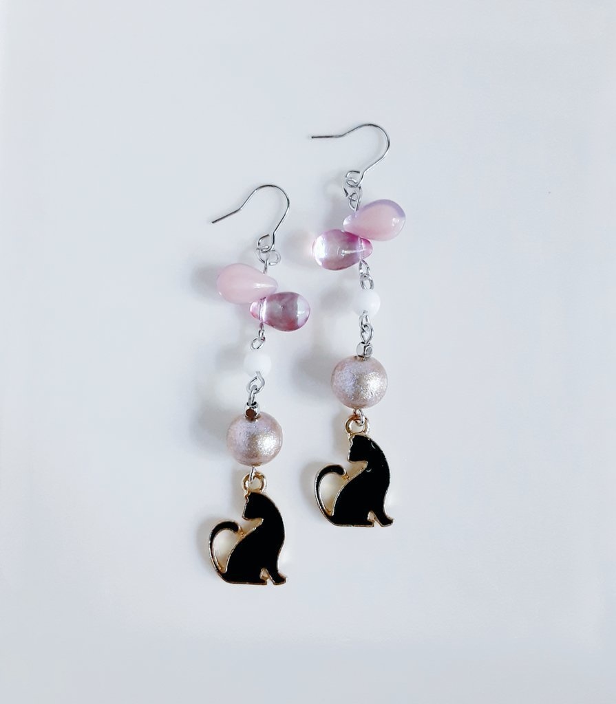 お座り猫ちゃんが可愛い可憐ピンクカラーのロングピアス/イヤリング(黒猫)