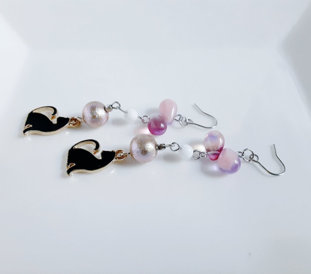 お座り猫ちゃんが可愛い可憐ピンクカラーのロングピアス/イヤリング(黒猫)