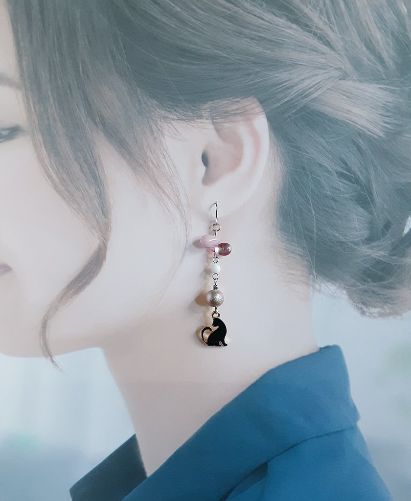 お座り猫ちゃんが可愛い可憐ピンクカラーのロングピアス/イヤリング(黒猫)