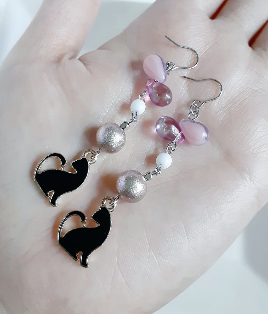 お座り猫ちゃんが可愛い可憐ピンクカラーのロングピアス/イヤリング(黒猫)