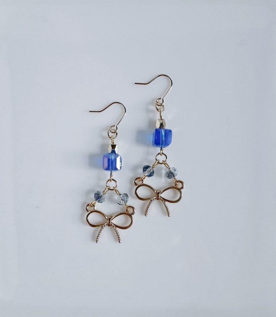 リボンチャームとガラスビーズの三角ピアス/イヤリング(ブルー)