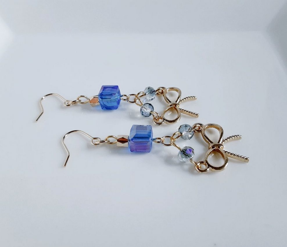 リボンチャームとガラスビーズの三角ピアス/イヤリング(ブルー)