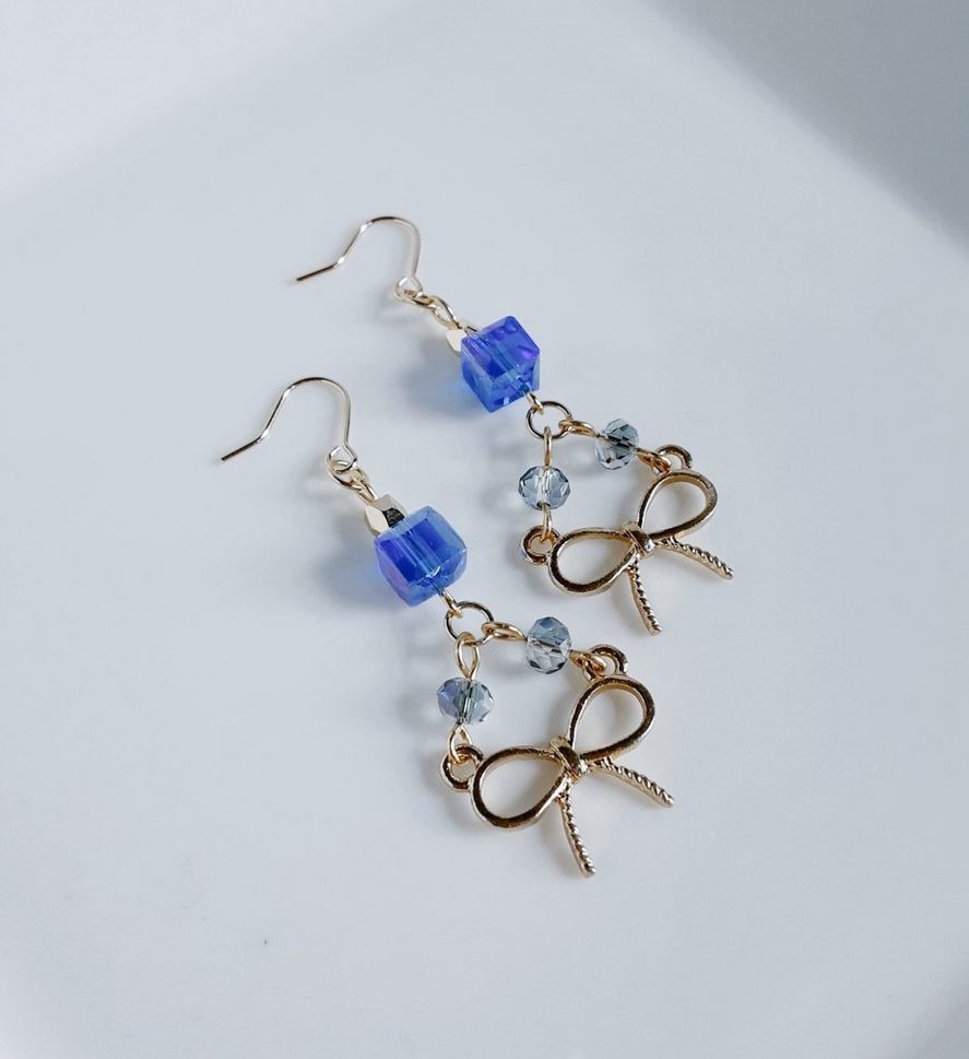 リボンチャームとガラスビーズの三角ピアス/イヤリング(ブルー)