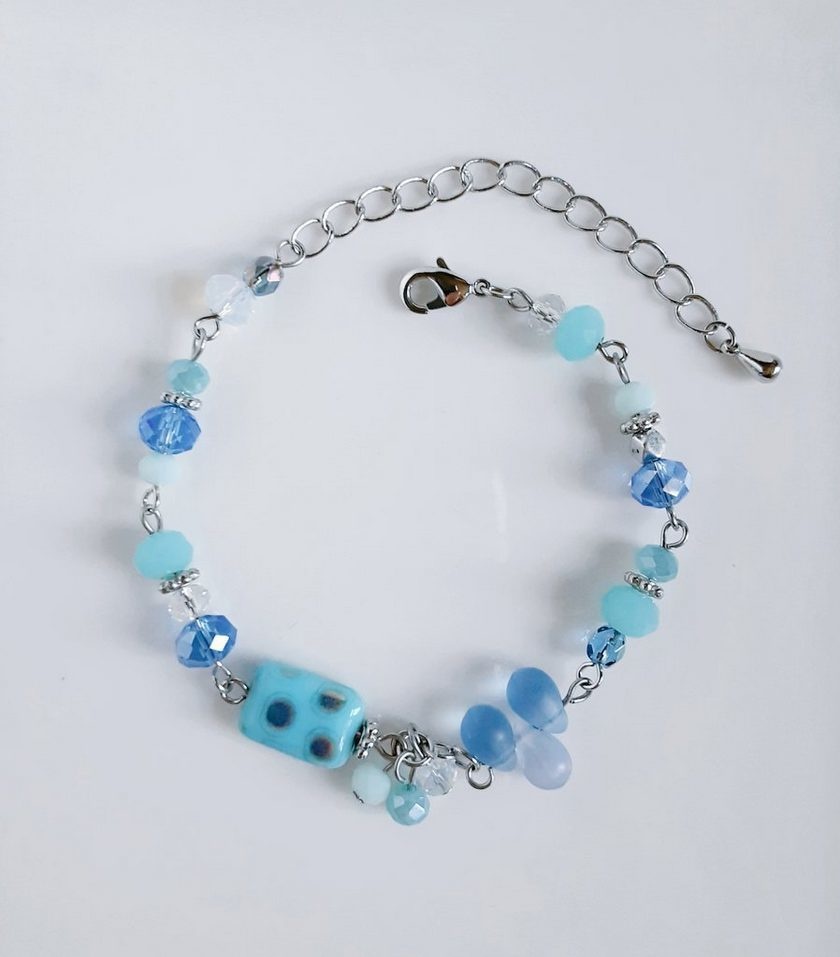 水玉ビーズとライトブルー色ビーズのプチじゃらじゃらブレスレット