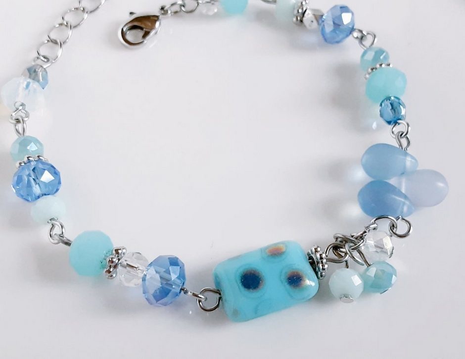 水玉ビーズとライトブルー色ビーズのプチじゃらじゃらブレスレット