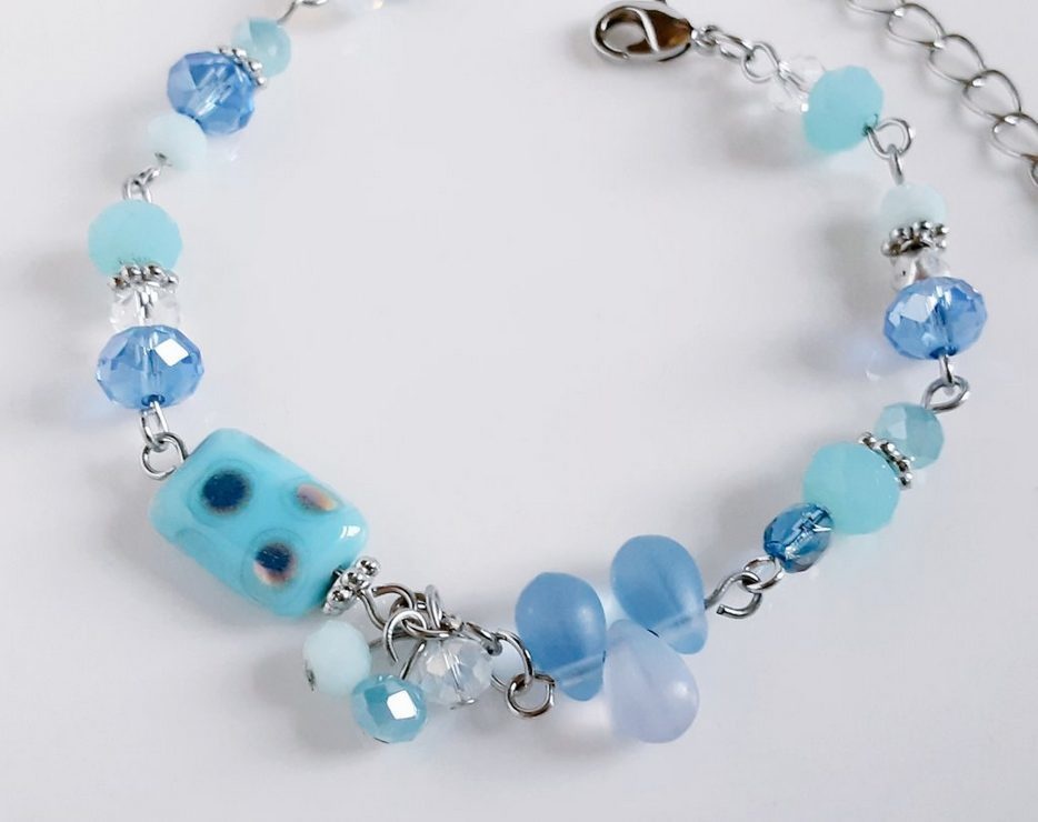 水玉ビーズとライトブルー色ビーズのプチじゃらじゃらブレスレット