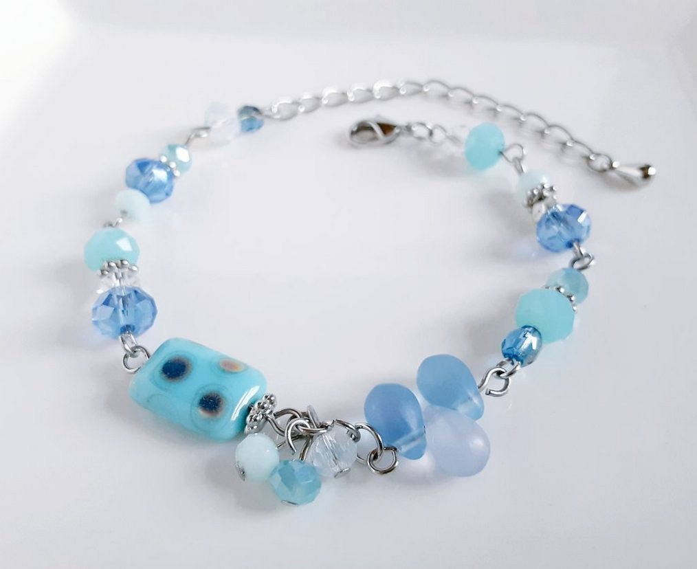 水玉ビーズとライトブルー色ビーズのプチじゃらじゃらブレスレット