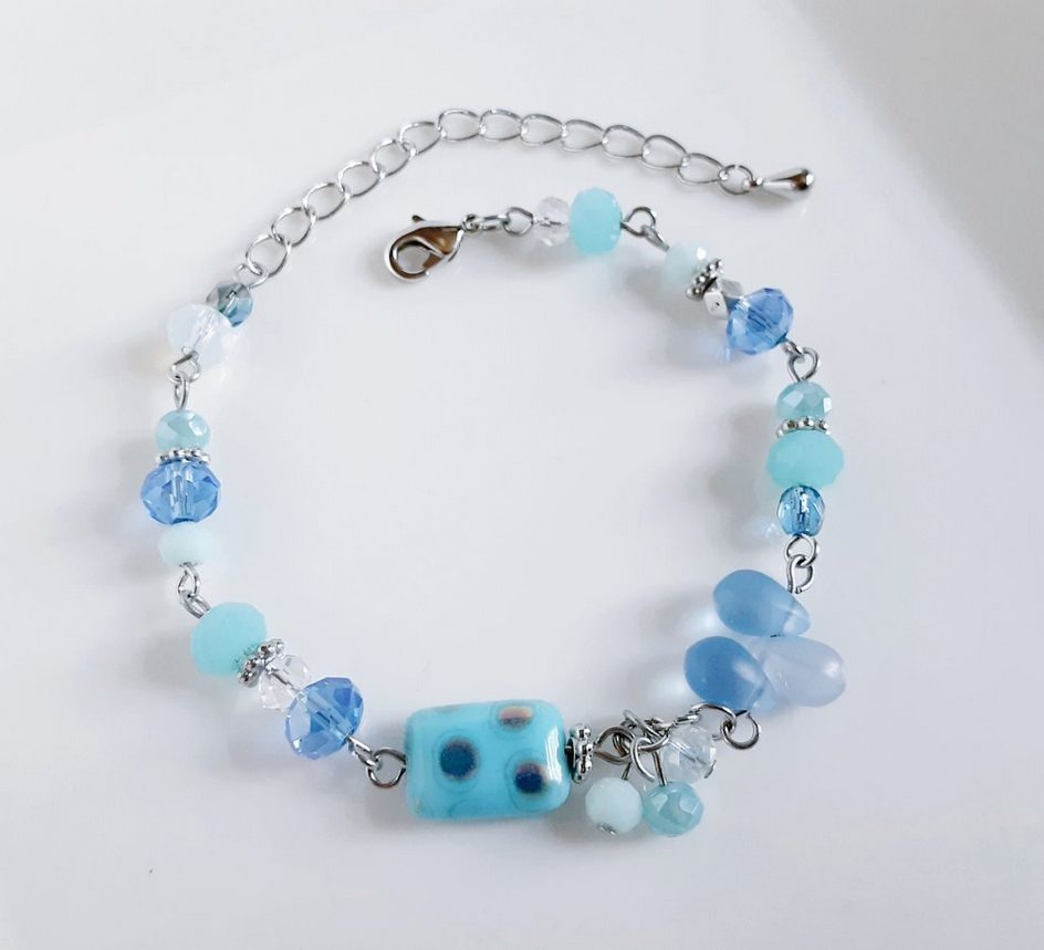 水玉ビーズとライトブルー色ビーズのプチじゃらじゃらブレスレット