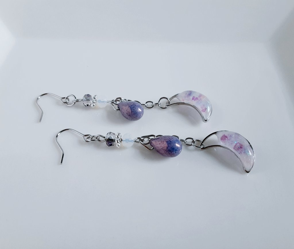 ラメ光る☆三日月揺れるお洒落ピアス/イヤリング(儚いパープル)