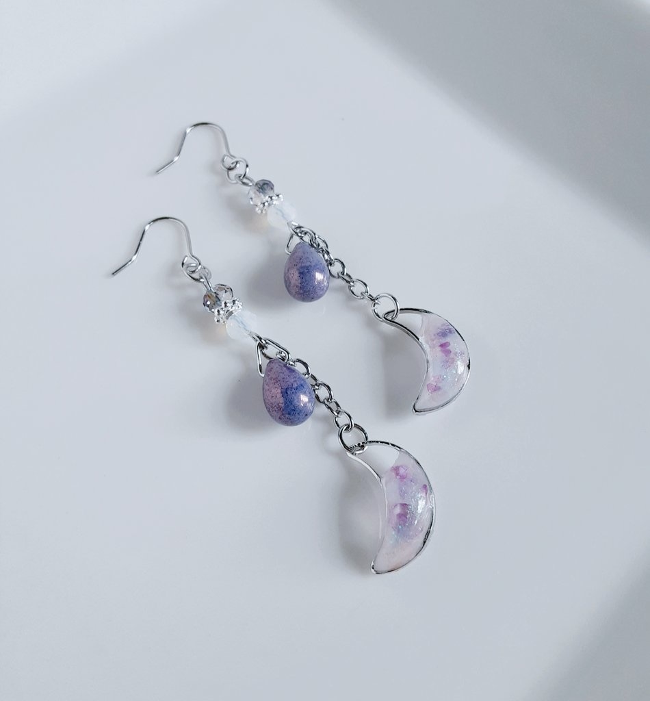 ラメ光る☆三日月揺れるお洒落ピアス/イヤリング(儚いパープル)