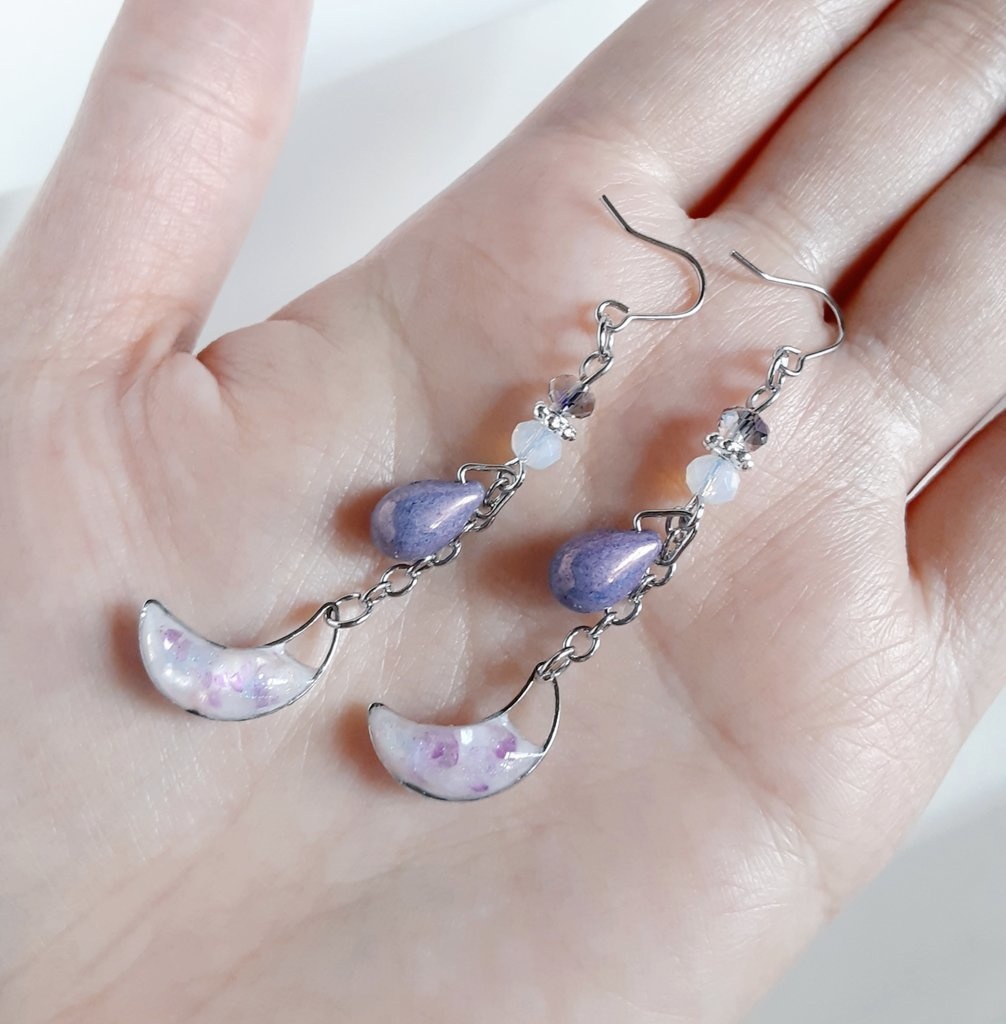 ラメ光る☆三日月揺れるお洒落ピアス/イヤリング(儚いパープル)