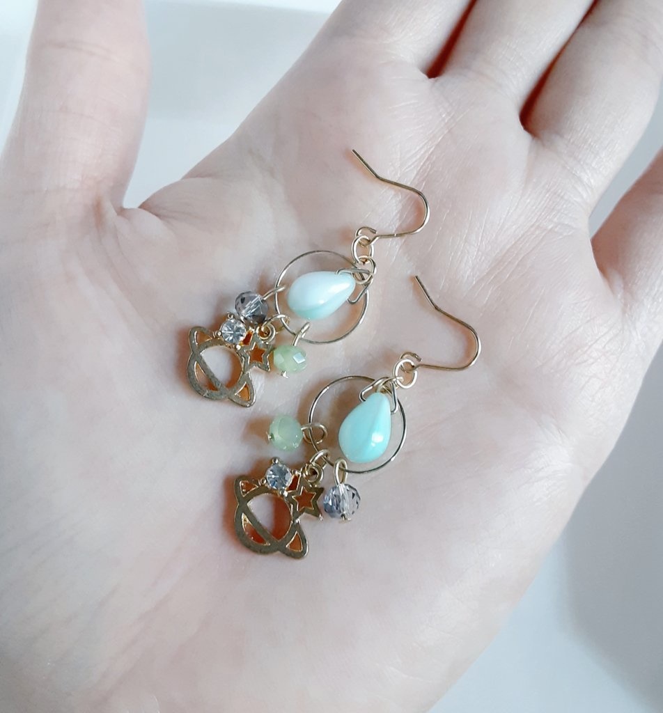 土星チャームとサークルフープのミルキーミントカラーのピアス/イヤリング