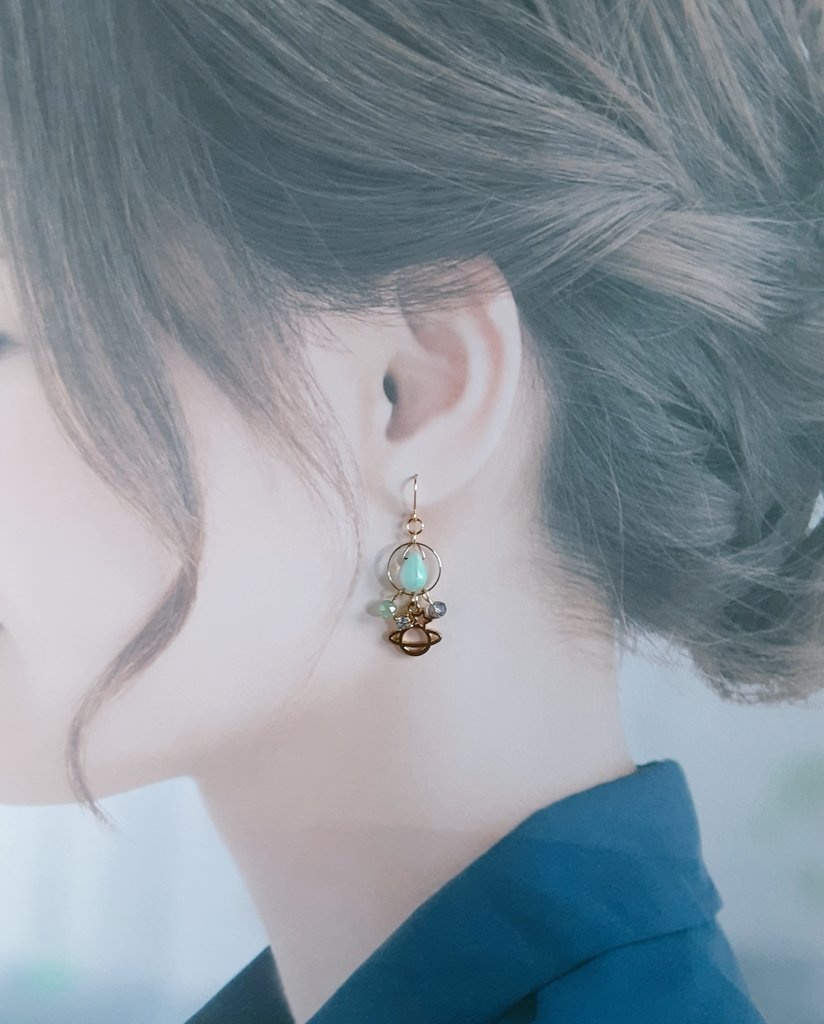 土星チャームとサークルフープのミルキーミントカラーのピアス/イヤリング