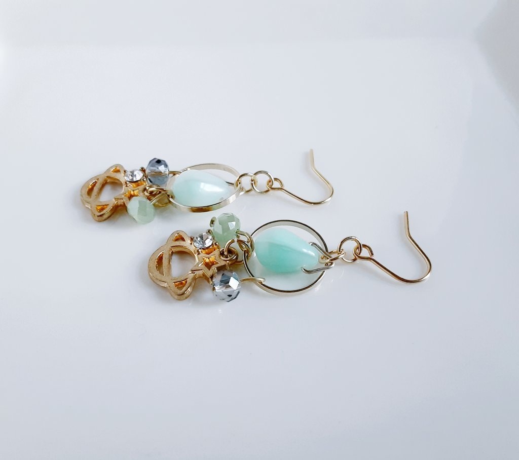 土星チャームとサークルフープのミルキーミントカラーのピアス/イヤリング